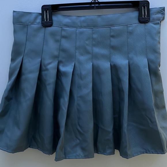 Gray pleated skirt - Picture 2 of 2